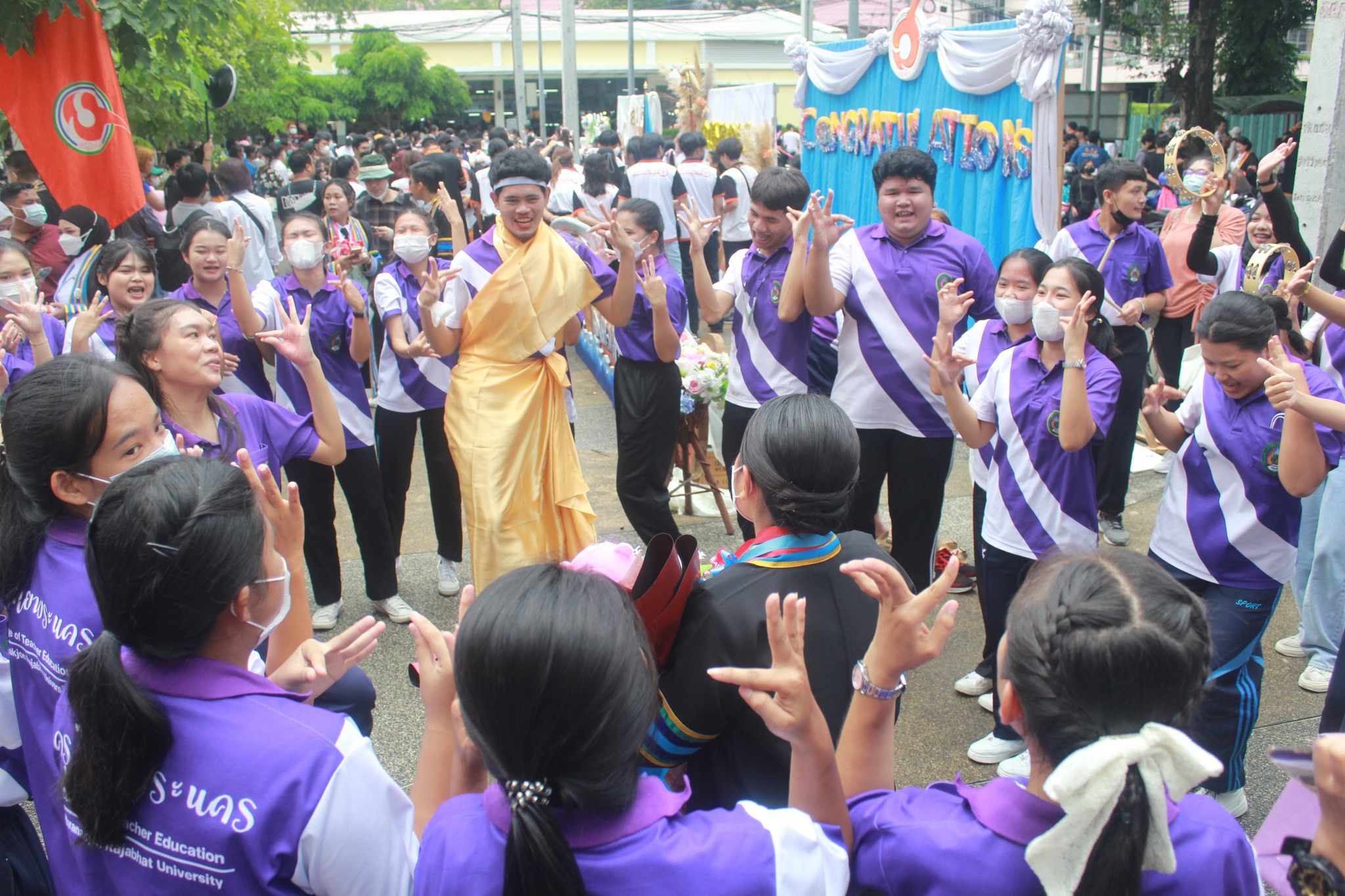 ร่วมแสดงความความยินดีกับพี่บัณฑิตครูไทยพระนคร