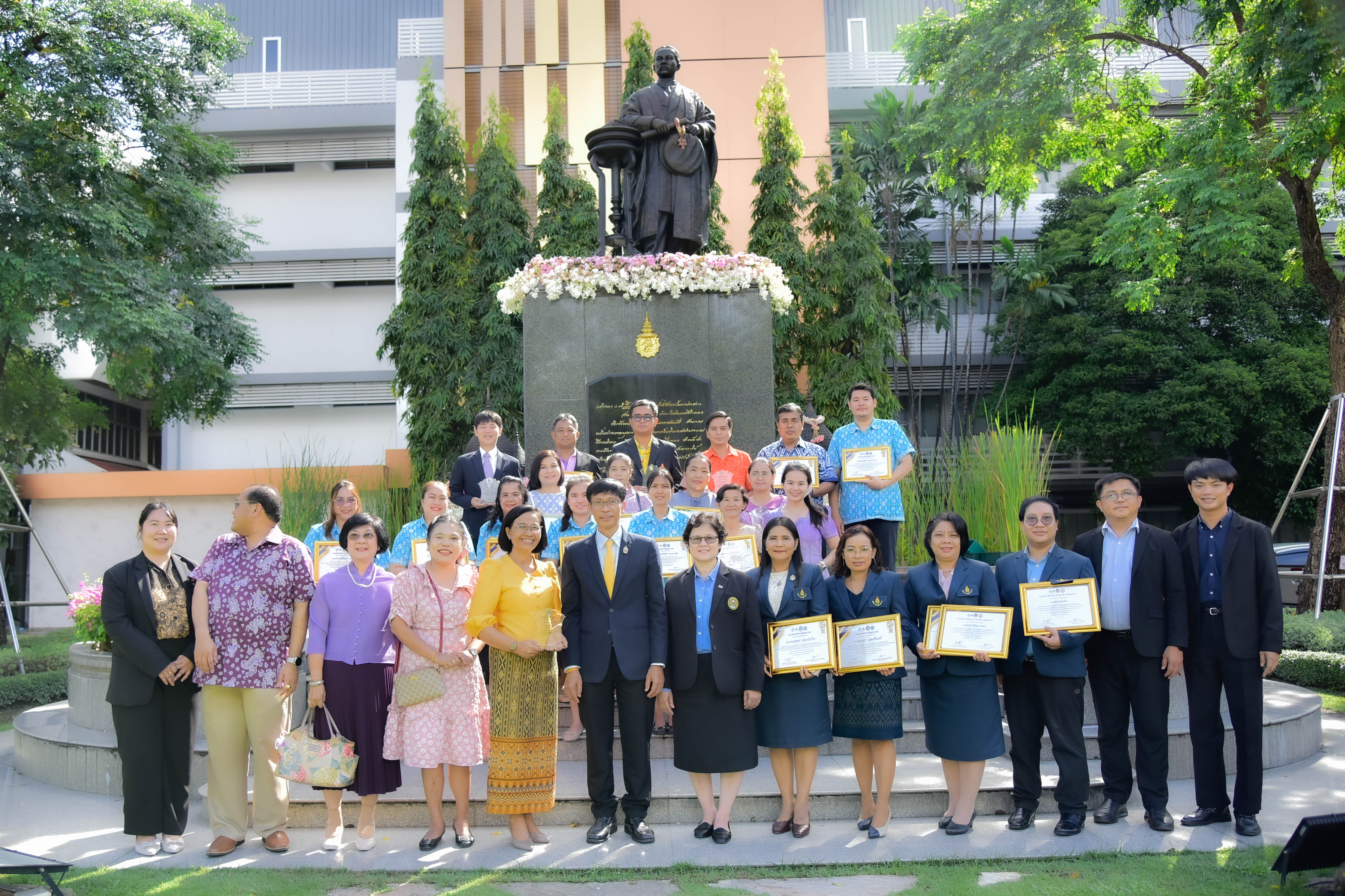 พิธีมอบโล่ประกาศเกียรติคุณและเกียรติบัตร แก่ครูผู้ผ่านการประเมินในโครงการ  “ยกระดับคุณภาพการศึกษาในโรงเรียนขนาดเล็ก”