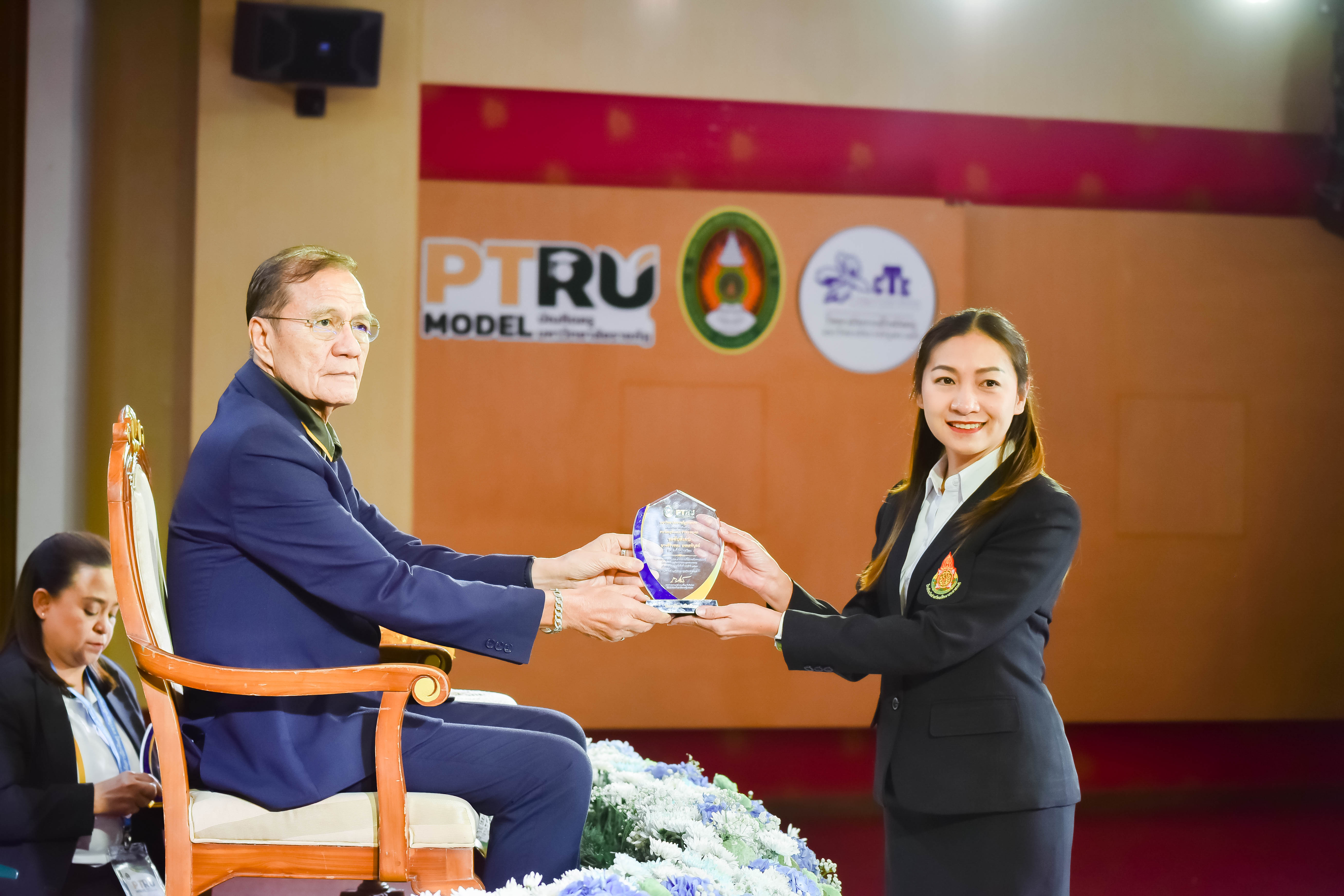 พิธีมอบรางวัลครู ผู้บริหารสถานศึกษา และโรงเรียนต้นแบบ ประจำปี 2569 เมื่อวันที่ 28 สิงหาคม 2569 เพื่อยกย่องผู้มีผลงานโดดเด่นด้านการจัดการเรียนรู้ฐานสมรรถนะ ภายใต้โครงการพัฒนาคุณลักษณะ 4