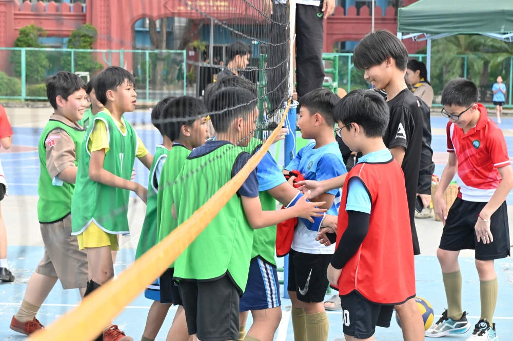 ภาพบรรยากาศการเเข่งขันกีฬาสีสัมพันธ์ ปีการศึกษา 2568 (กีฬาวอลเลย์บอล ประเภททีมชาย ชั้น ป.4-6)