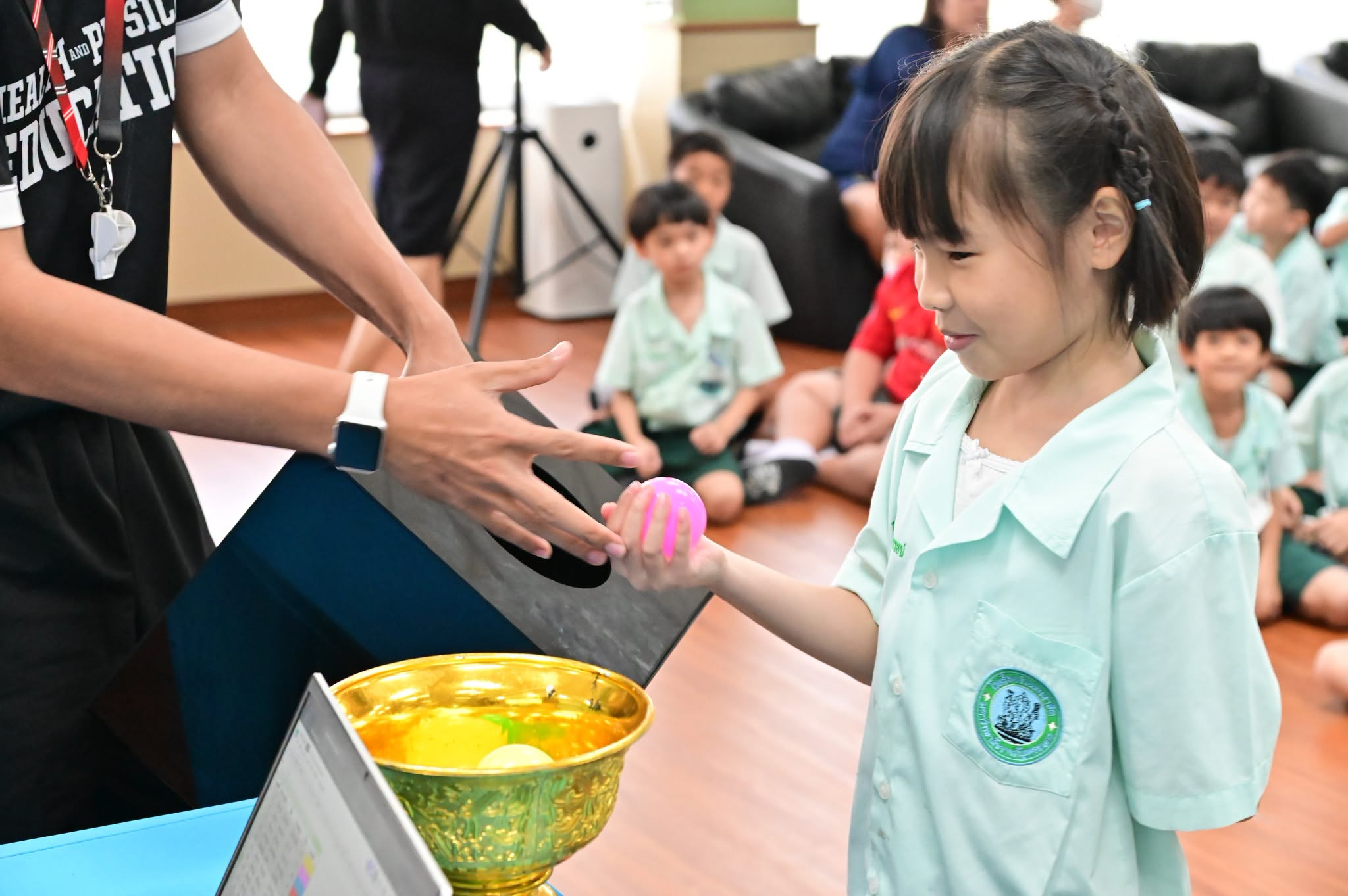 บรรยากาศการจับฉลากเลือกทีมสี ของนักเรียนชั้นประถมศึกษาปีที่ 1-3